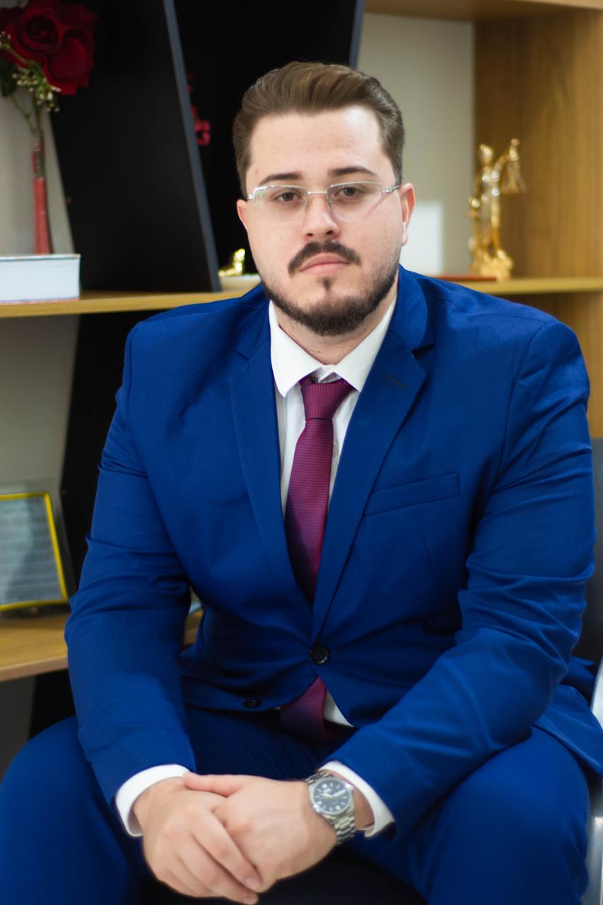 Matheus Campos, advogado, em seu escritório em Pompéu, Minas Gerais
