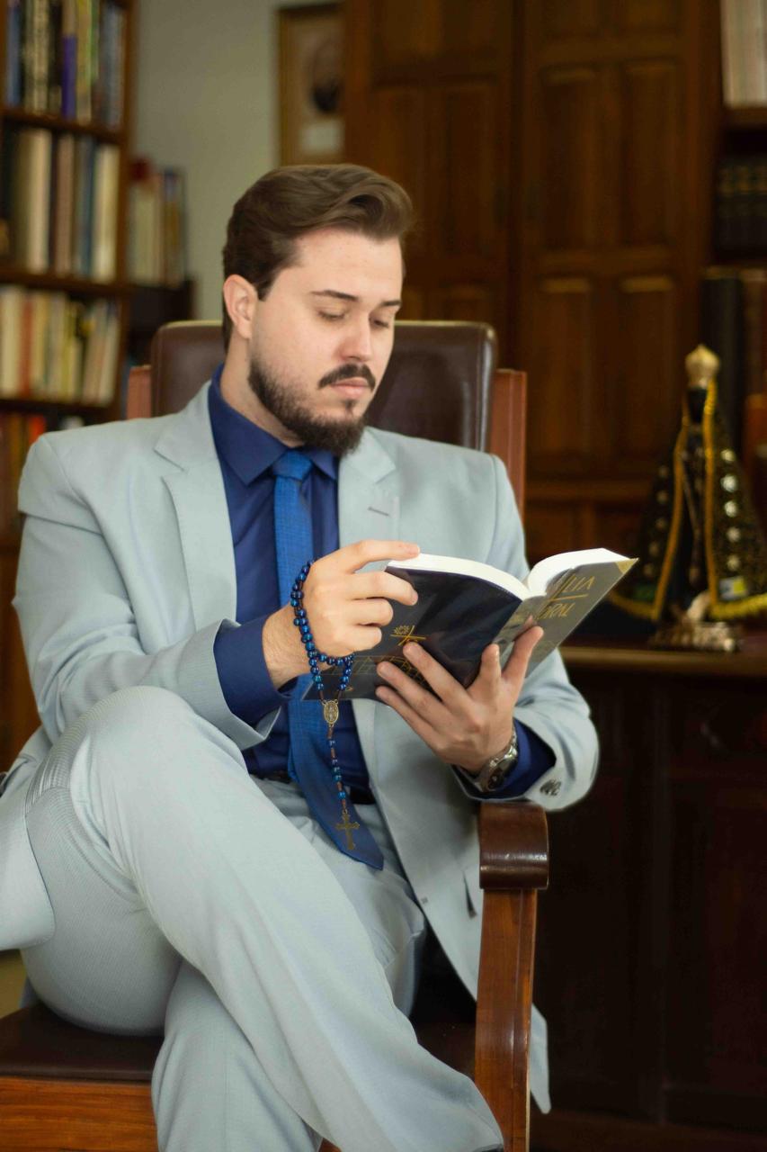 Matheus Campos lendo em seu gabinete de trabalho