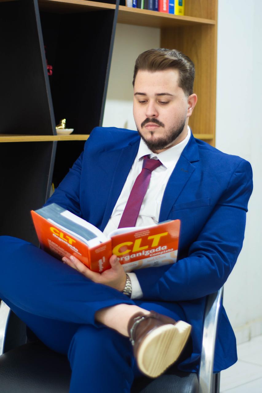 Matheus Campos estudando a Consolidação das Leis do Trabalho no escritório
